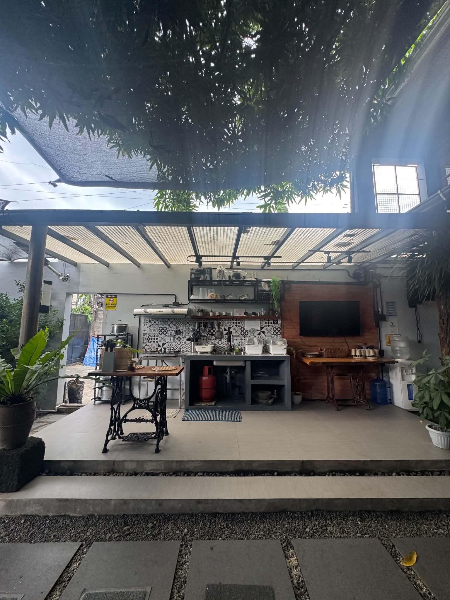Casa Verde covered outdoor kitchen with cooking area and sink